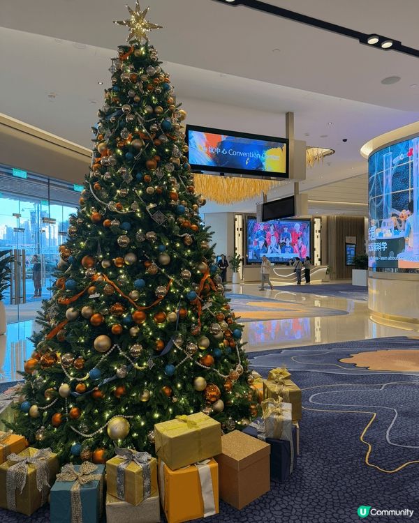 大約12月，澳門四處都有聖誕氣氛，除了官也街，酒店大多放了打...