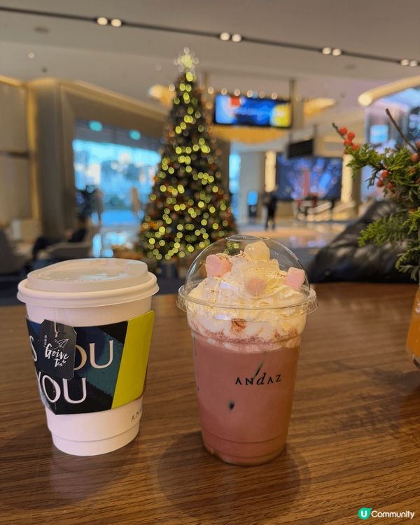 大約12月，澳門四處都有聖誕氣氛，除了官也街，酒店大多放了打...