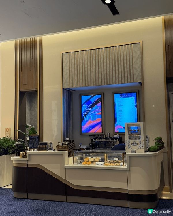 大約12月，澳門四處都有聖誕氣氛，除了官也街，酒店大多放了打...