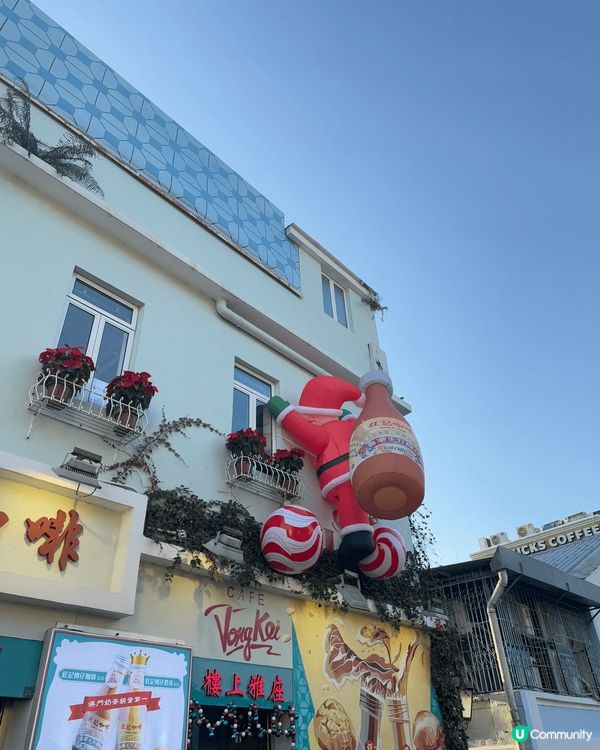 大約12月，澳門四處都有聖誕氣氛，除了官也街，酒店大多放了打...