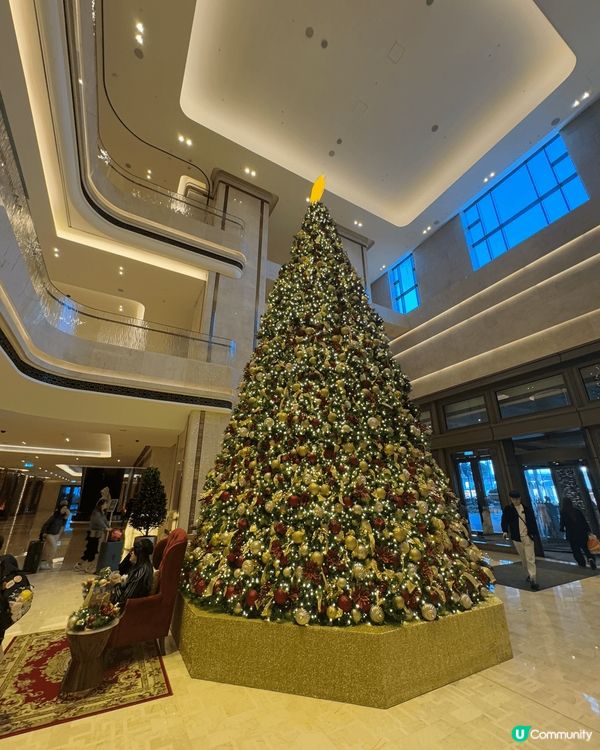 大約12月，澳門四處都有聖誕氣氛，除了官也街，酒店大多放了打...