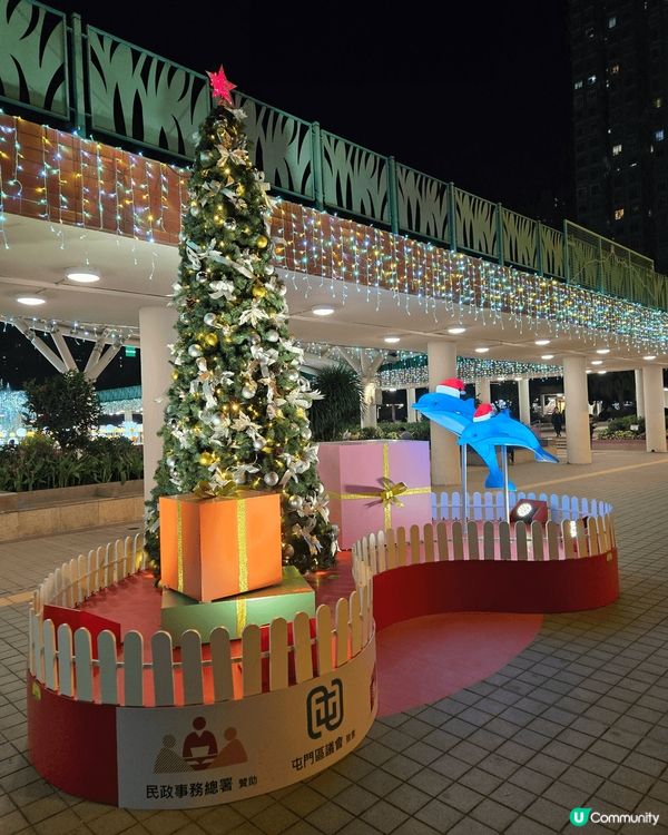 今年屯門市中心文娛廣場的聖誕燈飾特別美麗燦爛，色彩豐富，還有...