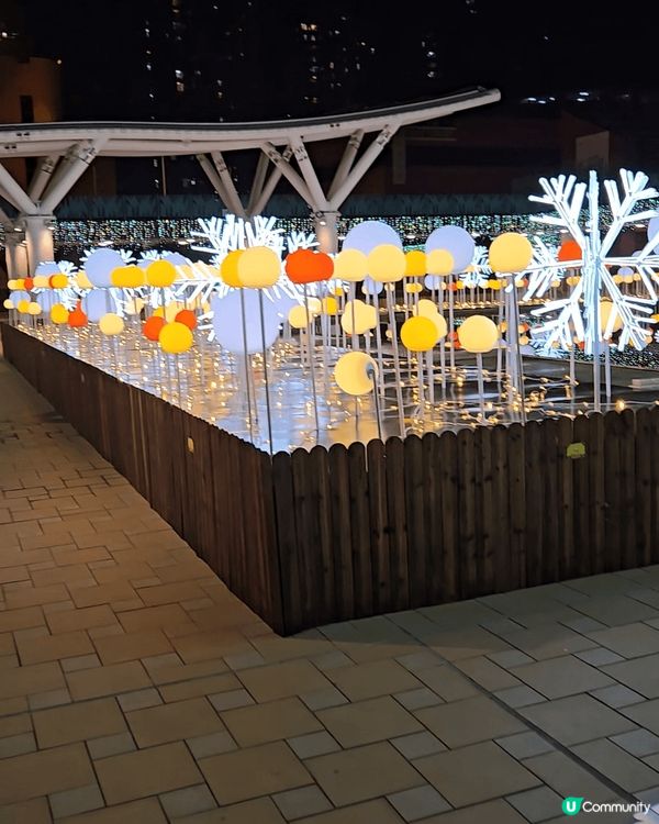 今年屯門市中心文娛廣場的聖誕燈飾特別美麗燦爛，色彩豐富，還有...