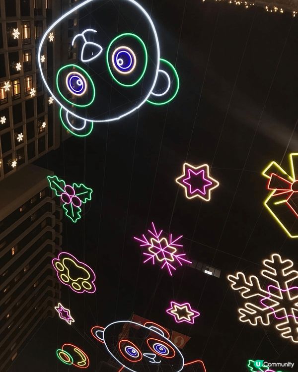 位於尖沙咀海旁的聖誕燈飾，可說是中外遊客聖誕訪港的一大活動之...