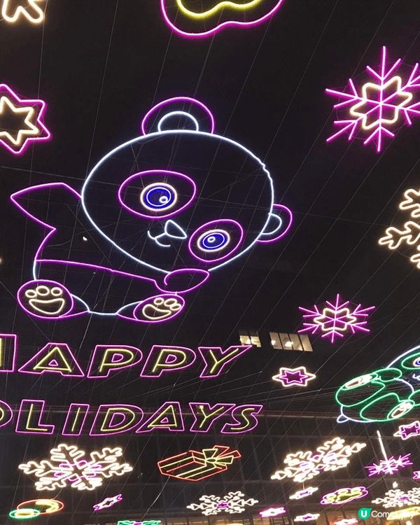 位於尖沙咀海旁的聖誕燈飾，可說是中外遊客聖誕訪港的一大活動之...