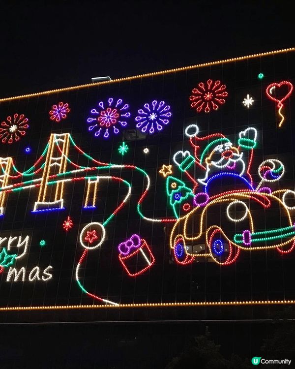 位於尖沙咀海旁的聖誕燈飾，可說是中外遊客聖誕訪港的一大活動之...