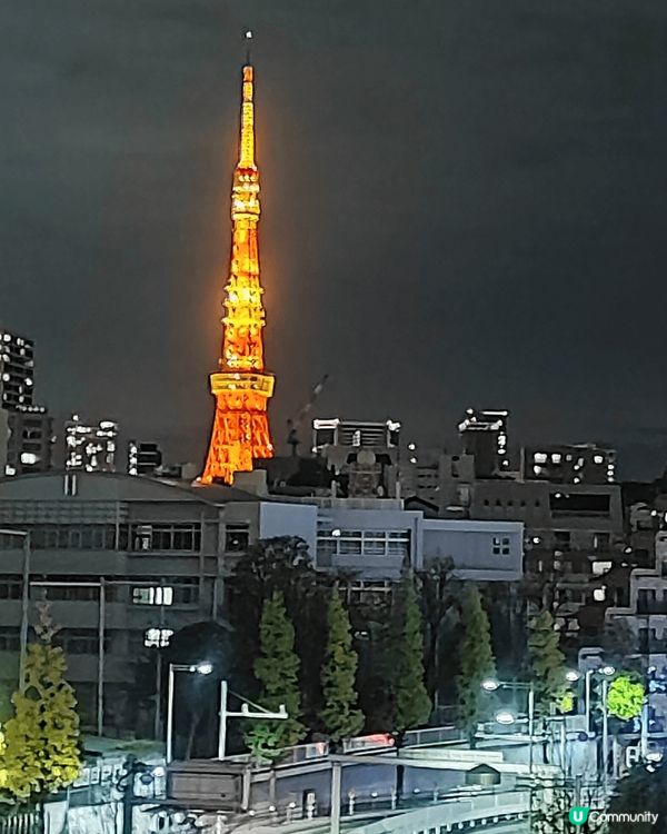 日本東京 六本木之丘，聖誕燈飾再加上東京鐵塔亮燈吸引了好多人...