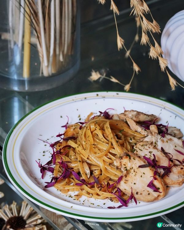 咖啡☕️花藝🌸🌹陶瓷🫖混於一身的特色coffee shop