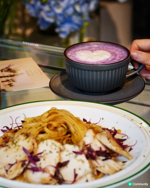 咖啡☕️花藝🌸🌹陶瓷🫖混於一身的特色coffee shop