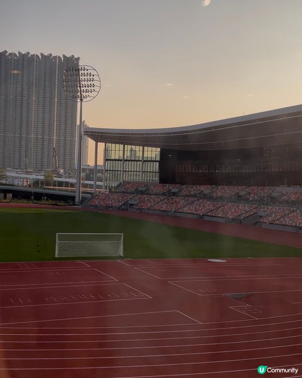 呢個位好 chill 💕 望住啟德青年運動埸個靚景進餐 😘