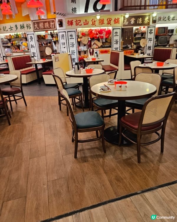 一盅兩件，天天見面。老馮茶居，百吃不厭。