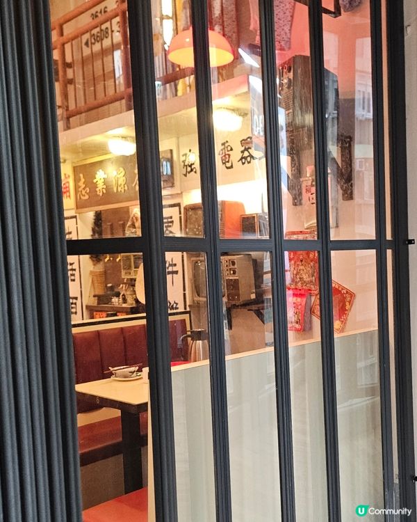 一盅兩件，天天見面。老馮茶居，百吃不厭。