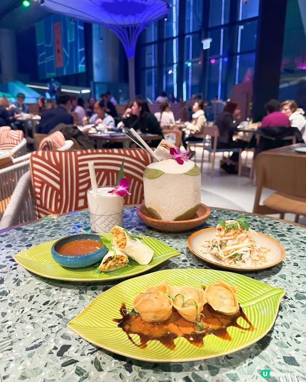 首間室內衝浪餐廳