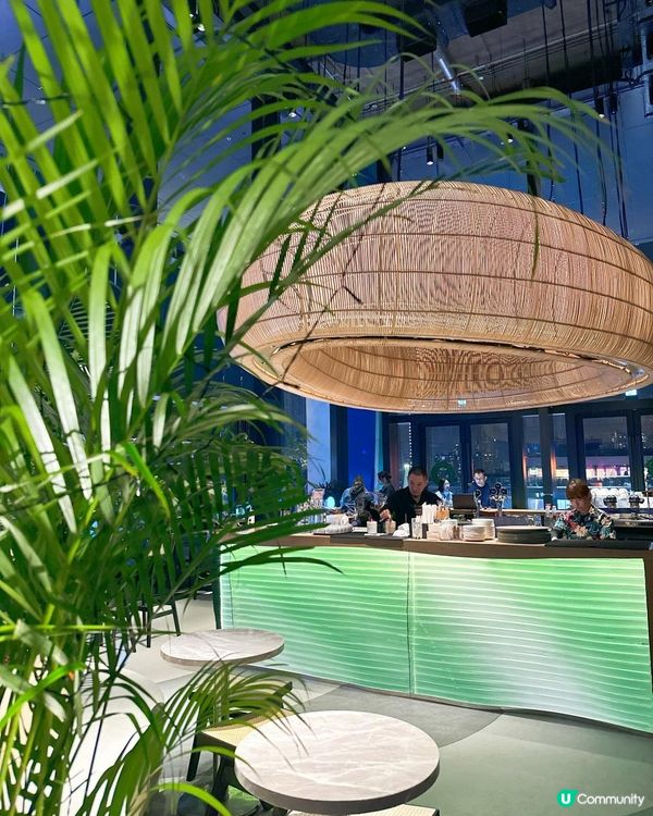 首間室內衝浪餐廳