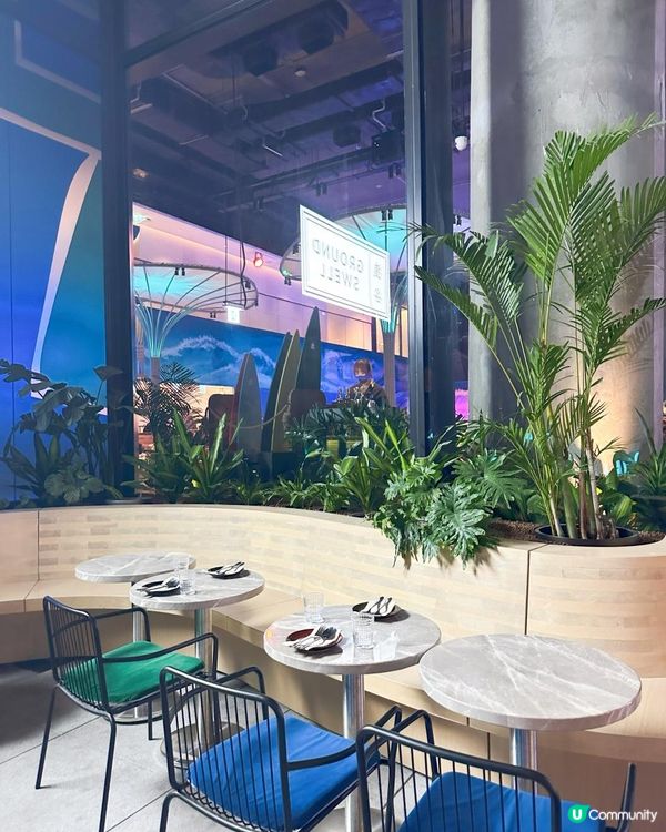 首間室內衝浪餐廳