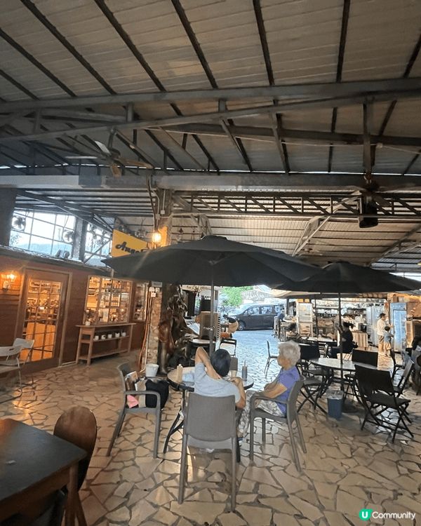 錦田紅磚屋係香港嘅隱藏景點，成條街都係富有特色嘅小店，喺聖誕...