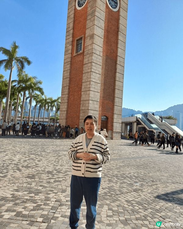 聖誕節，我和家人一起去尖沙咀海旁和態貓打卡，和聖誕樹拍照留念...