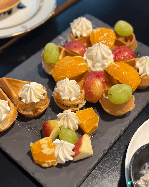 在台北中山區附近的一間咖啡店，點了意粉、薯條、窩夫、芝士蛋糕...