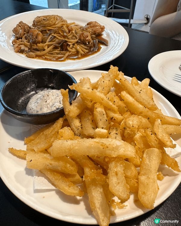 在台北中山區附近的一間咖啡店，點了意粉、薯條、窩夫、芝士蛋糕...