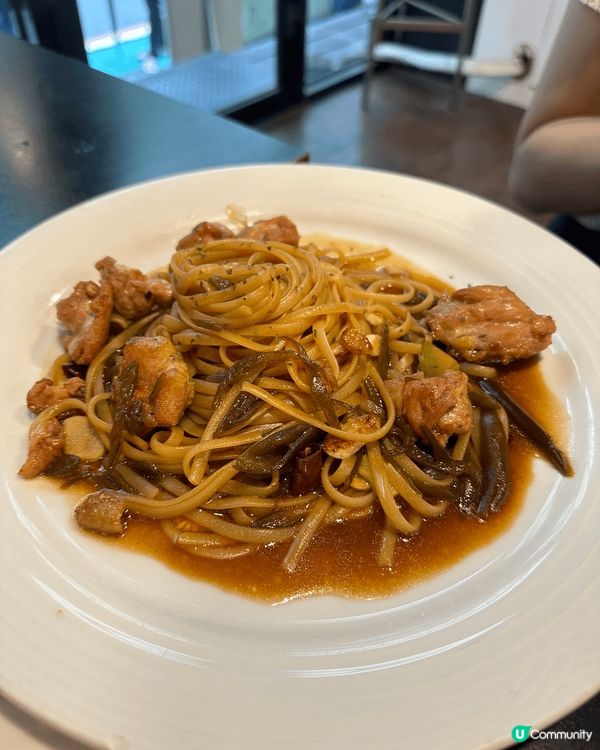 在台北中山區附近的一間咖啡店，點了意粉、薯條、窩夫、芝士蛋糕...