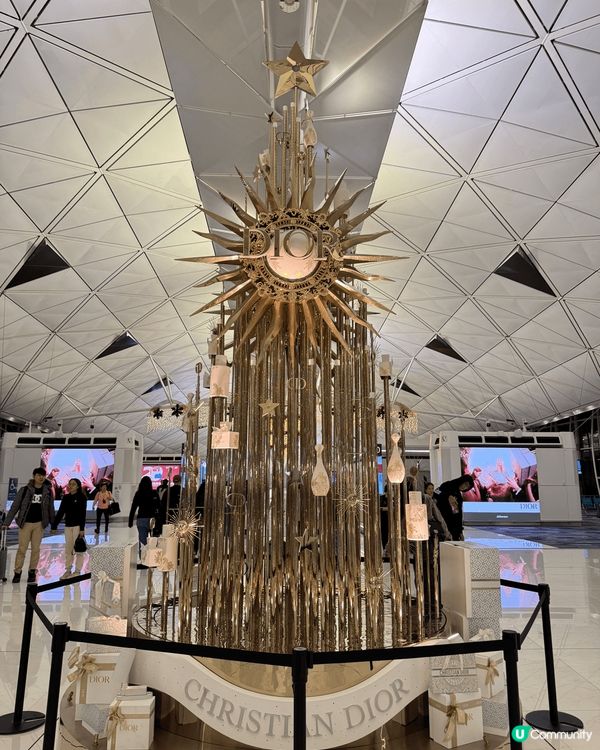 12月聖誕節緊係要去旅行喇～最?就係出發前?香港機場搵聖誕樹...