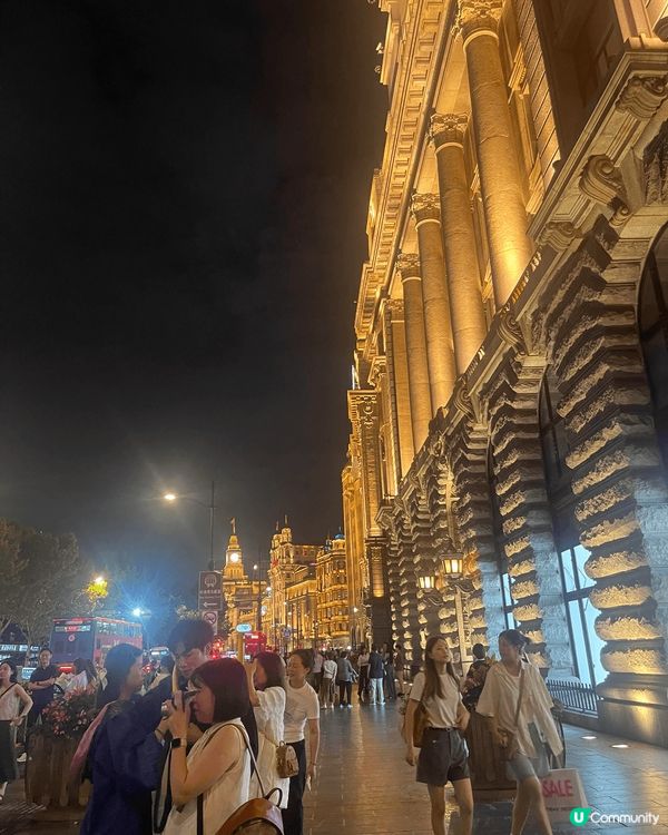上海的上攤是一個著名的打卡景點，夜景太迷人😍，可以看到整個晚...