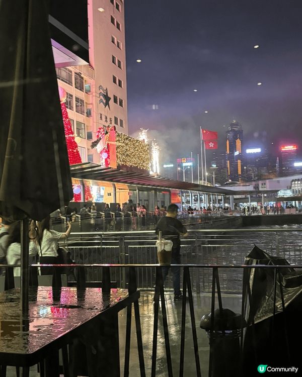 以上拍攝地點係位於尖沙咀海旁嘅餐廳。每到聖誕，尖沙咀一定充滿...