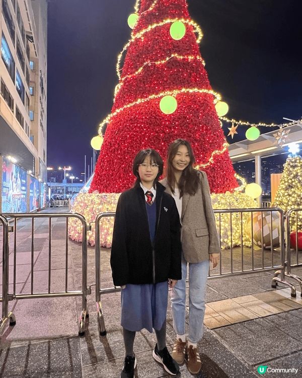 海運大厦是每年聖誕節打卡熱點，今年是火红巨大聖誕樹，周圍熱鬧...