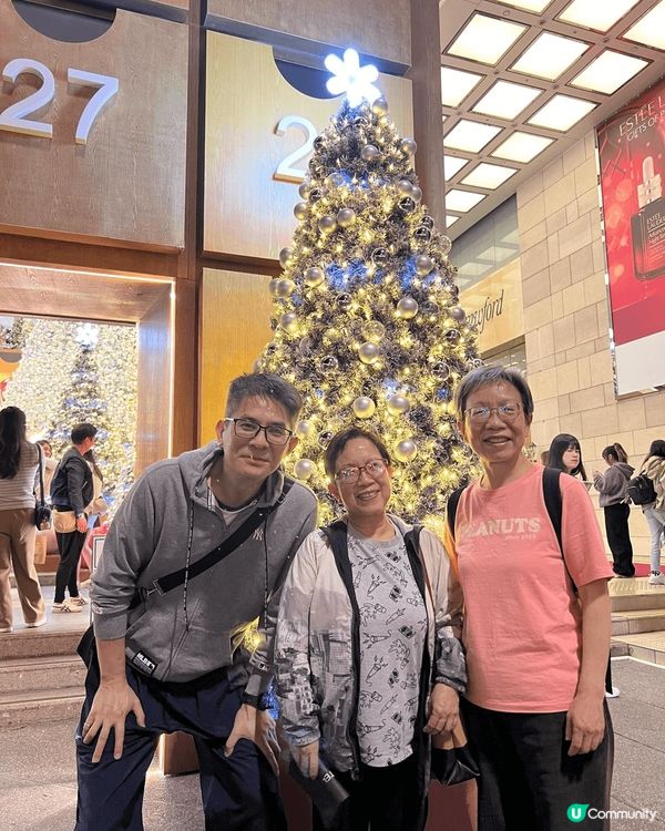 海運大厦是每年聖誕節打卡熱點，今年是火红巨大聖誕樹，周圍熱鬧...