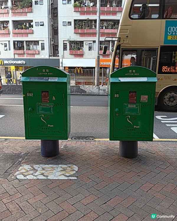 在紅磡我見到一個被裝飾成很有聖誕節感強的郵政信箱，與正常郵箱...