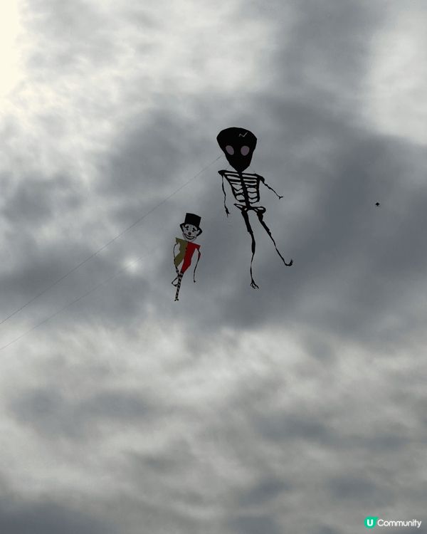 香港亦有很多美麗嘅地方，例如西貢海旁海風吹來，風箏在天上飛 ...