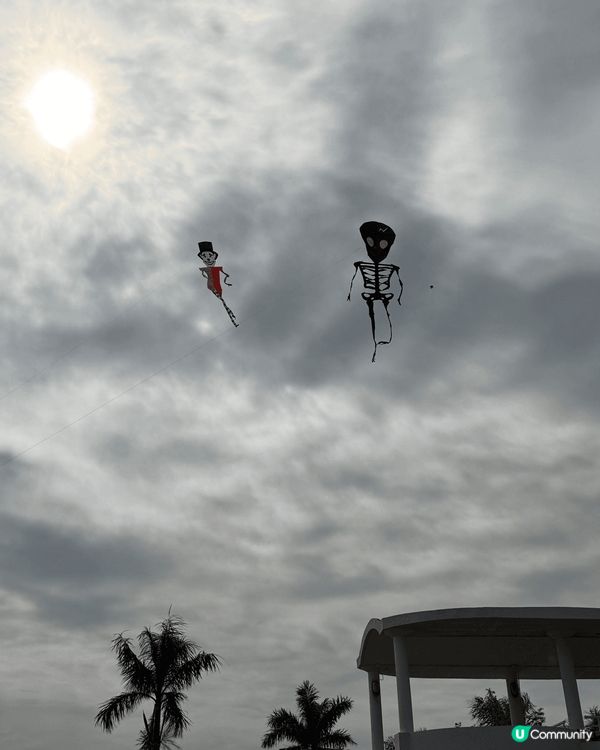 香港亦有很多美麗嘅地方，例如西貢海旁海風吹來，風箏在天上飛 ...