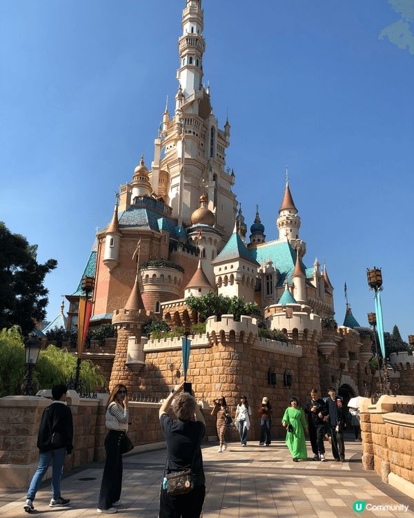 香港迪士尼樂園城堡的日與夜，每晚嘅夜間城堡匯演「廸士尼星夢光...