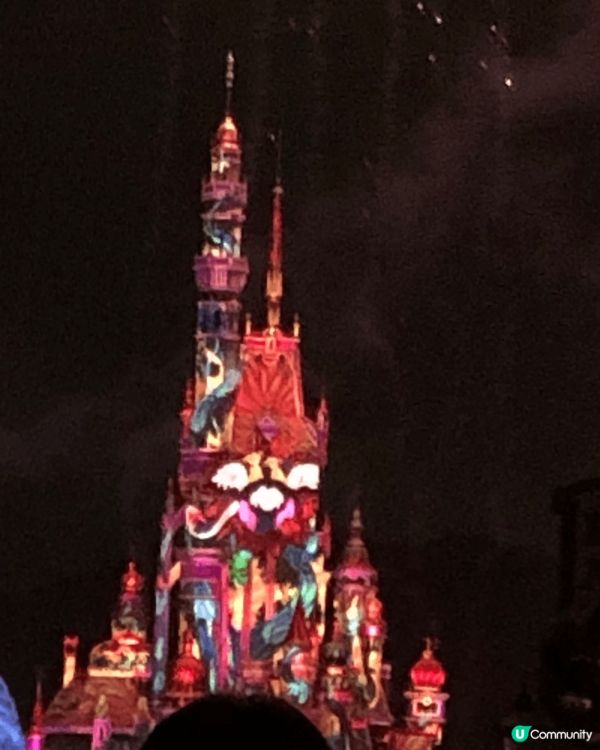 香港迪士尼樂園城堡的日與夜，每晚嘅夜間城堡匯演「廸士尼星夢光...