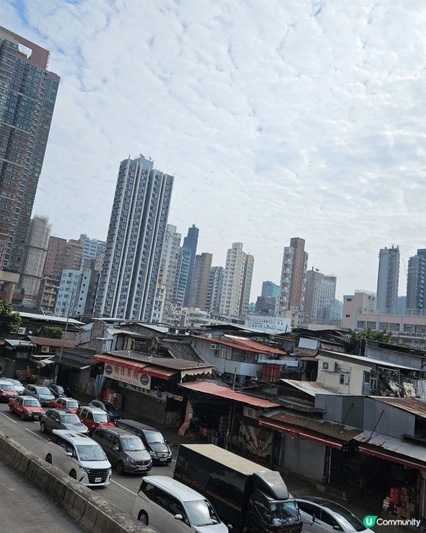 油麻地果欄，在天橋上拍照，美麗的天空，歷史的排劏鐵皮屋頂，新...