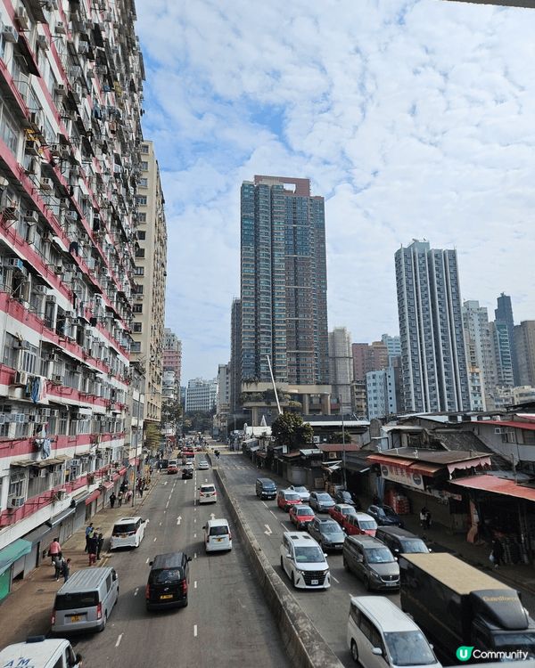 油麻地果欄，在天橋上拍照，美麗的天空，歷史的排劏鐵皮屋頂，新...