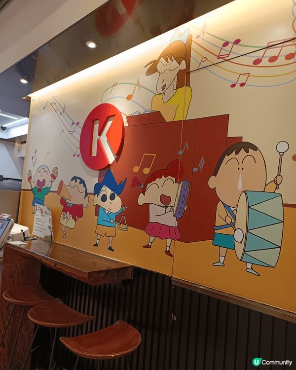 ok便利店蠟筆小新打卡位，地點方便又易搵，仲可以一邊嘆咖啡一...