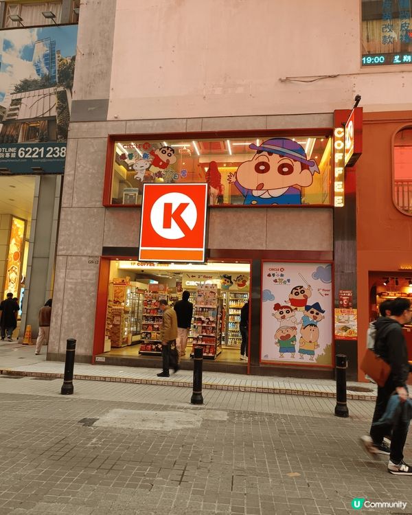 ok便利店蠟筆小新打卡位，地點方便又易搵，仲可以一邊嘆咖啡一...