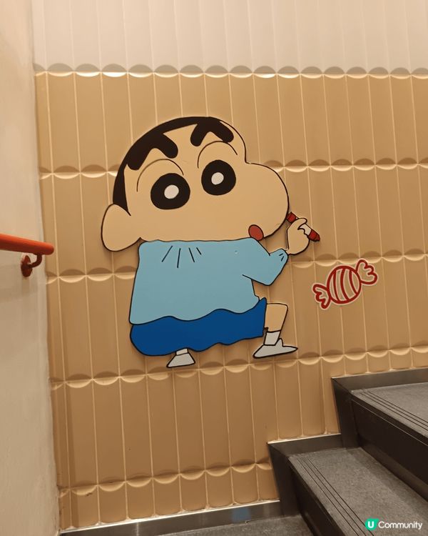 ok便利店蠟筆小新打卡位，地點方便又易搵，仲可以一邊嘆咖啡一...