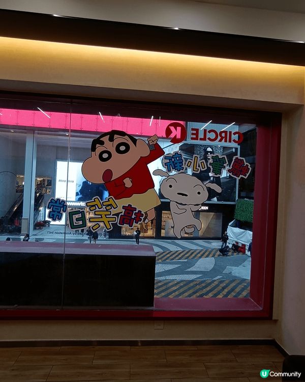 ok便利店蠟筆小新打卡位，地點方便又易搵，仲可以一邊嘆咖啡一...