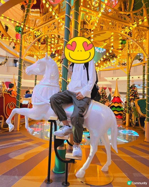 西九聖誕樹亮燈 高聳入雲顯繽紛