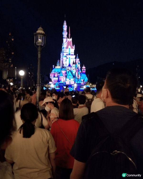 帶左2個小朋友去迪士尼睇煙花，我喜歡迪士尼是因為可以帶比小朋...