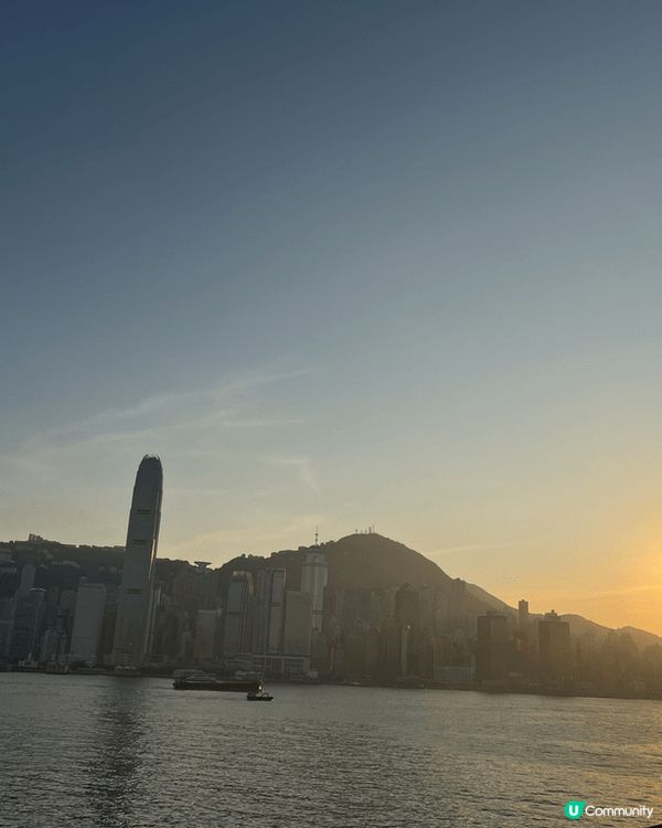 我喜歡維港的自然日落，我喜歡室內的遊樂場聖誕燈飾，我喜歡閃令...