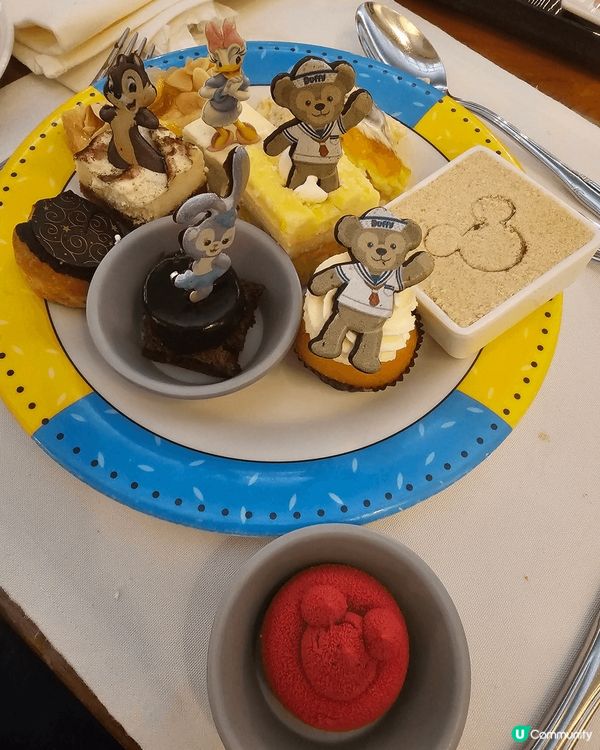 我要介紹一下迪士尼酒店翠樂庭自助餐，用餐時段會有米奇米妮出黎...