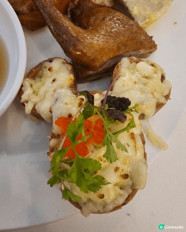 我要介紹一下迪士尼酒店翠樂庭自助餐，用餐時段會有米奇米妮出黎...