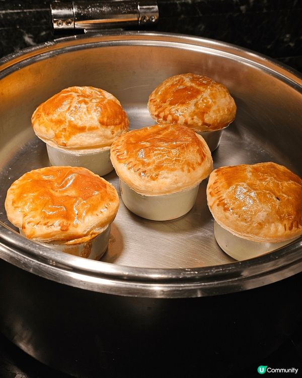 我要介紹一下迪士尼酒店翠樂庭自助餐，用餐時段會有米奇米妮出黎...