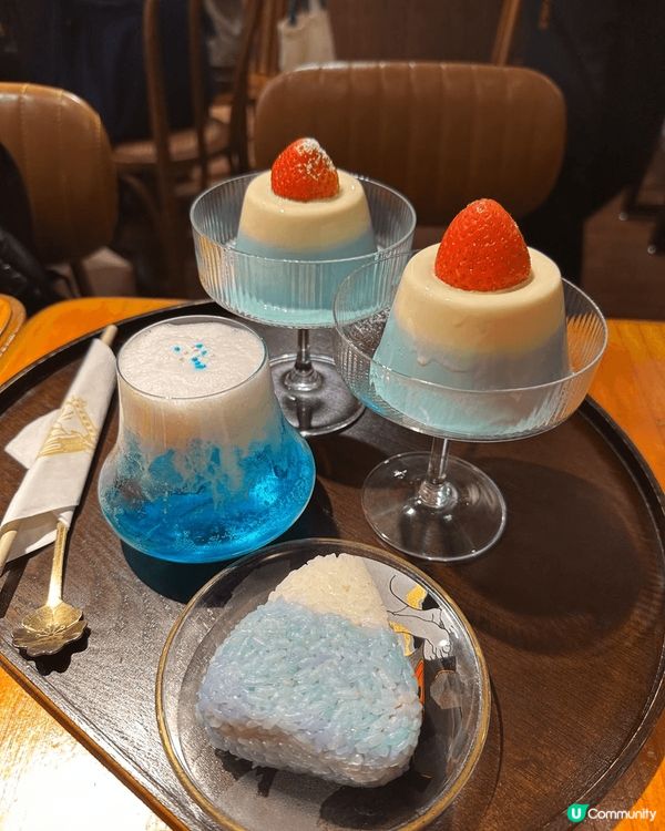 香港山林道有一間日式餐廳，佢??甜品係以日本富士山?景點作為...