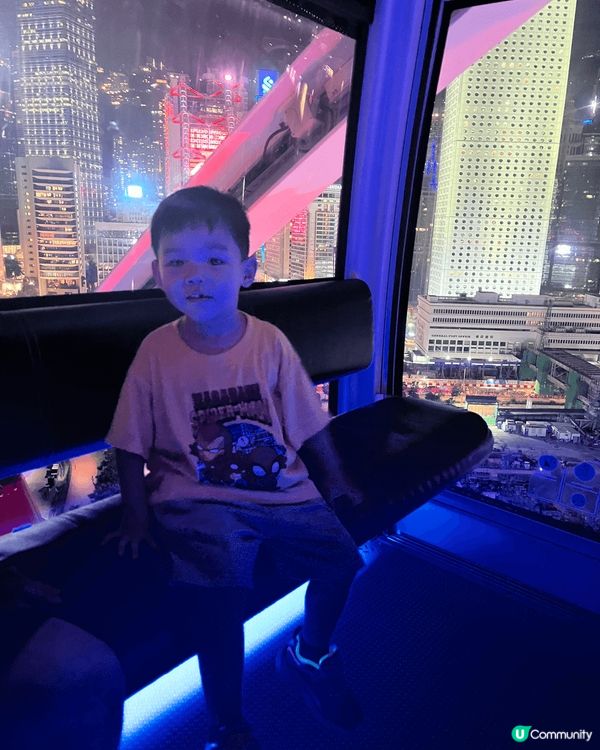 中環摩天輪，夜晚睇香港景好靚。由尖沙咀搭渡輪去中環再上摩天輪...