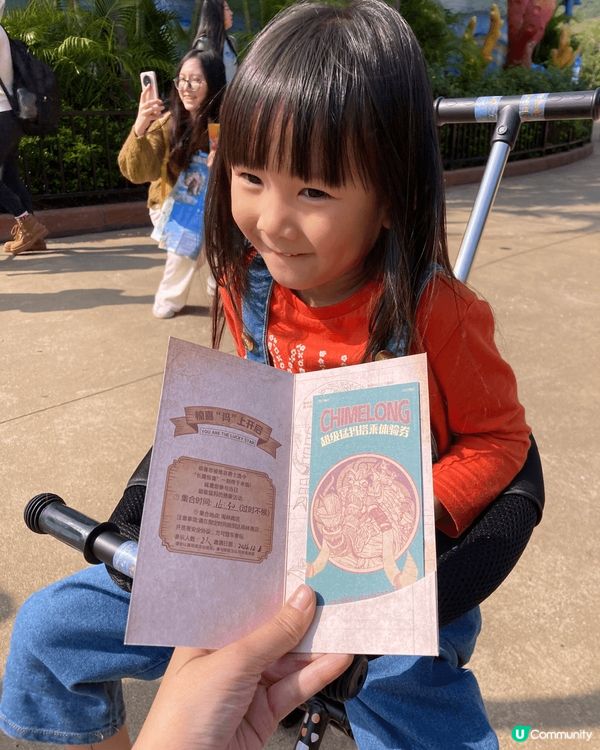 珠海的橫琴灣酒店和海洋王國，早上先到酒店的海豚池抽籤免費餵海...