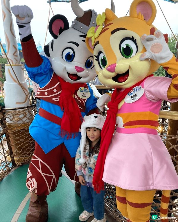 珠海的橫琴灣酒店和海洋王國，早上先到酒店的海豚池抽籤免費餵海...